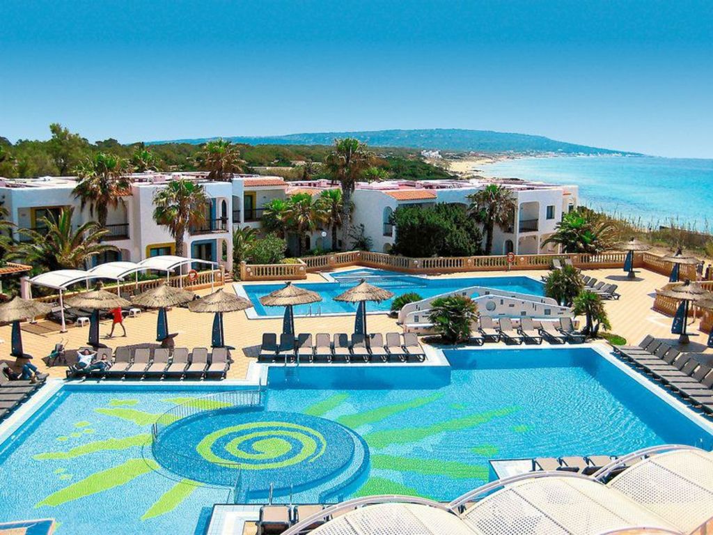 MEDIA PENSIÓN en Formentera en hotel 4* + vuelos + ferry